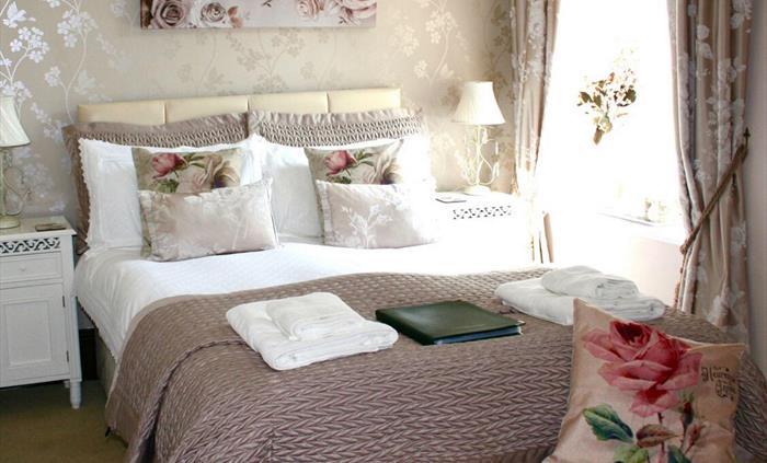 Classic double Rose with private bathroom (Shower above the bath)